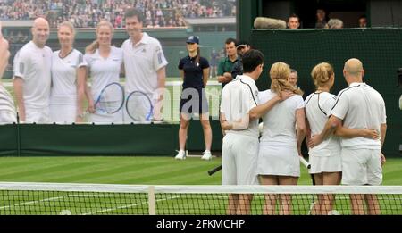 LE 1ER MATCH À WIMBLEDON SOUS LE NOUVEAU TOIT DE FERMETURE. ANDRE AGASSI ET SEEFIE GRAF V TIM HENMAM ET KIM CLIJSTERS. 17/5/09. PHOTO DAVID ASHDOWN Banque D'Images