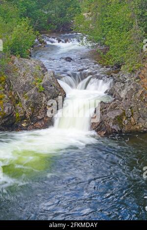 Cascade sereine dans le Yukon par Rancheria Falls le long de Route de l'Alaska au Yukon Banque D'Images