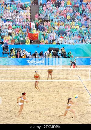 JEUX OLYMPIQUES BEIJING 2008. 13ÈME JOUR 21/8/08 FEMME BEACH VOLLEY UAS V CHINE MÉDAILLE D'OR. MISTY MAY-TREANOR (GAUCHE) & KERRI WALSH V JIA TIAN & JIF WANG (CHN). PHOTO DAVID ASHDOWN. Banque D'Images