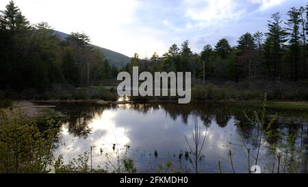 Cooper Lake situé à Lake Hill NY est le plus grand lac naturel des montagnes Catskill. Il sert de réservoir d'eau potable pour la ville de Kingston Banque D'Images