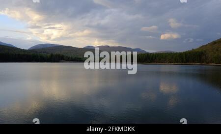 Cooper Lake situé à Lake Hill NY est le plus grand lac naturel des montagnes Catskill. Il sert de réservoir d'eau potable pour la ville de Kingston Banque D'Images