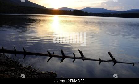 Cooper Lake situé à Lake Hill NY est le plus grand lac naturel des montagnes Catskill. Il sert de réservoir d'eau potable pour la ville de Kingston Banque D'Images