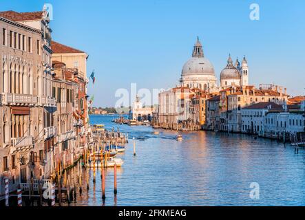 Vue du Ponte dell'Accademia au Grand Canal et à la basilique Santa Maria della Salute, Venise, Vénétie, Italie Banque D'Images