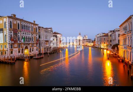 Ambiance nocturne, vue du Ponte dell'Accademia au Grand Canal et à la basilique Santa Maria della Salute, Venise, Vénétie, Italie Banque D'Images