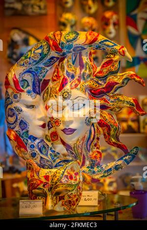 Masques de carnaval vénitien dans une vitrine de magasin, Venise, Vénétie, Italie Banque D'Images