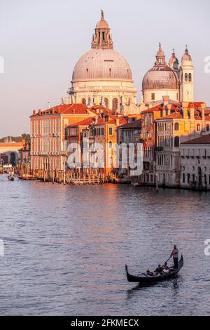 Ambiance nocturne, vue du Ponte dell'Accademia au Grand Canal et à la basilique Santa Maria della Salute, Venise, Vénétie, Italie Banque D'Images