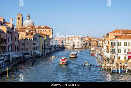 Bateaux sur le Grand Canal, sur la gauche église Chiesa di San Geremia, Venise, Vénétie, Italie Banque D'Images