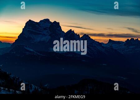 Pic de Monte Pelmo au coucher du soleil, Colle Santa Lucia, Val Fiorentina, Dolomites Italie Banque D'Images