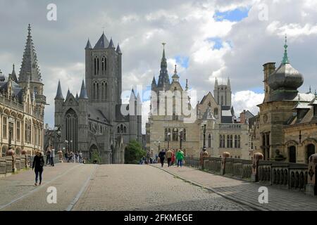 Michalsbrug Sint Michielsbrug avec Guildhall des skippers libres, Gildenhuis vrije schipper, église Saint-Nicolas Saint-Niklaaskerk, salle de tissu Banque D'Images