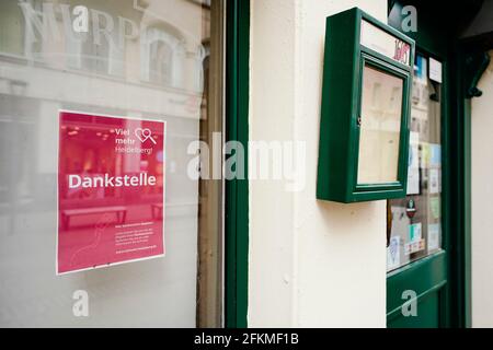 Heidelberg, Allemagne. 29 avril 2021. Une affiche avec l'inscription 'Dankstelle' est accroché dans la fenêtre d'une auberge dans la Hauptstraße, une zone piétonne et une rue commerçante dans le centre-ville. (À dpa: 'Le groupe de travail Heidelberg lutte contre les postes vacants dans le centre-ville') Credit: Uwe Anspach/dpa/Alamy Live News Banque D'Images