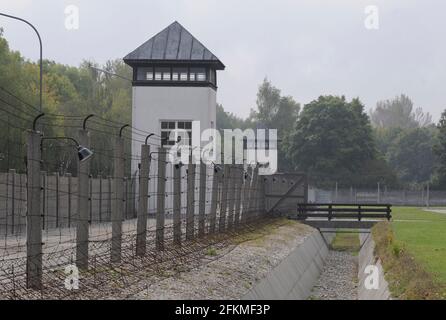 Clôture de camp et tour de guet, ancien camp de concentration de Dachau, site commémoratif, Munich, Bavière, Allemagne Banque D'Images