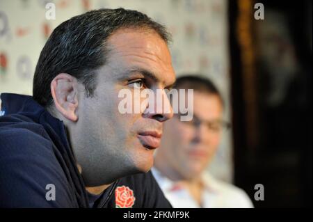 ENTRAÎNEMENT DE L'ÉQUIPE DE RUGBY D'ANGLETERRE À L'HÔTEL PENNYHILL PARK POUR LEUR MATCH AVEC LA NOUVELLE-ZÉLANDE. MARTIN JOHNSON ET JOHN WELLS ENTRAÎNEUR DE MARCHE AVANT 18/11/09. PHOTO DAVID ASHDOWN Banque D'Images