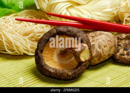 Champignons Shitake, nouilles séchées et asiatiques, Shiitake (Lentinus edodes) Shitake, baguettes Banque D'Images