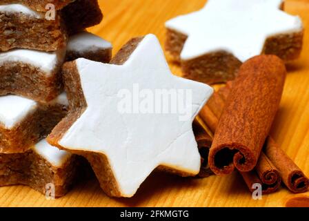 Étoiles à la cannelle, biscuits aux noisettes à la cannelle, biscuits de Noël, pâtisseries de Noël, biscuits Banque D'Images