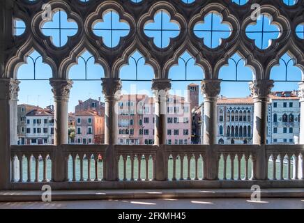 Balcon avec colonnes, vue depuis le palais CA' d'Oro, Venise, Vénétie, Italie Banque D'Images