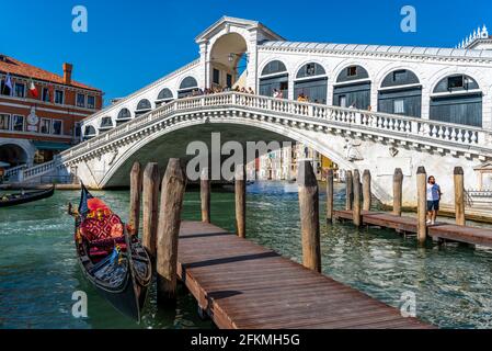 Télécabine située sur une passerelle, pont du Rialto au-dessus du Grand Canal, Venise, Vénétie, Italie Banque D'Images