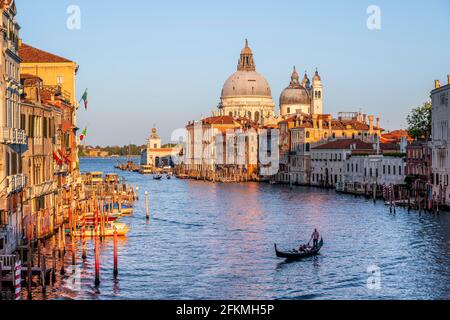 Ambiance nocturne, vue du Ponte dell'Accademia au Grand Canal et à la basilique Santa Maria della Salute, Venise, Vénétie, Italie Banque D'Images