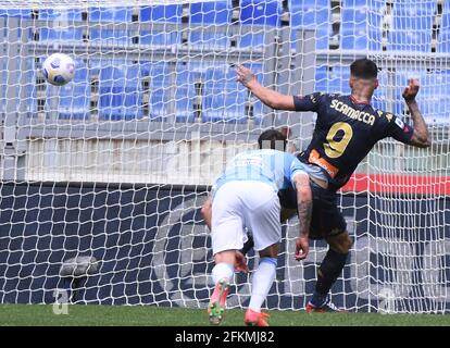 Rome, Italie. 2 mai 2021. Gianluca Scamacca (R) de Gênes marque un but lors d'un match de football de Serie A entre Lazio et Gênes à Rome, Italie, le 2 mai 2021. Crédit: Alberto Lingria/Xinhua/Alay Live News Banque D'Images