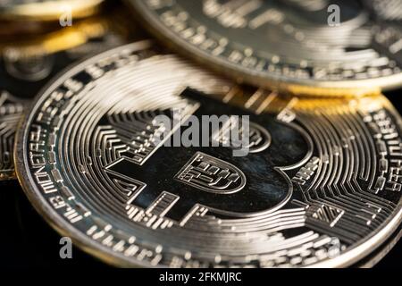 Concept d'investissement en crypto-monnaie. Réplique Bitcoin sur fond blanc Banque D'Images