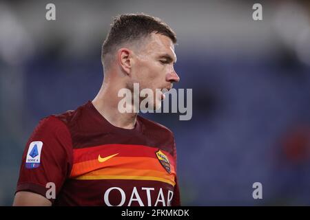 Gênes, Italie, 2 mai 2021. Edin Dzeko d'AS Roma réagit pendant la série UN match à Luigi Ferraris, Gênes. Le crédit photo devrait se lire: Jonathan Moscrop / Sportimage Banque D'Images