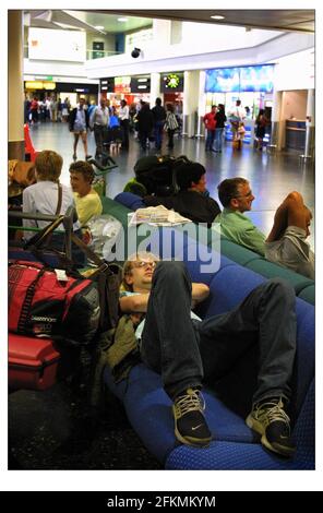 PASSAGERS RETARDÉS À L'AÉROPORT DE GATWICK JUILLET 2001 les passagers attendent, Rush, file d'attente de repos, etc. Tous les éléments de l'existence quotidienne de gatewicks, en avance sont les vacances d'été et encore plus de retards et d'annulations prévus pour le public voyageur. Banque D'Images