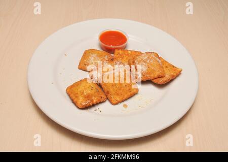 Cuisine italienne authentique connue sous le nom de raviolis frits Banque D'Images