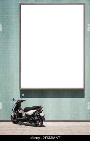 Grande bannière vierge pour le design sur le fond d'un mur vert, une moto noire moderne se tient à proximité Banque D'Images