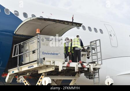 (210503) -- PODGORICA, 3 mai 2021 (Xinhua) -- les travailleurs déchargent les vaccins Sinopharm dans un aéroport de Podgorica, au Monténégro, le 1er mai 2021. Un lot de vaccins chinois Sinopharm achetés par le Monténégro est arrivé samedi à Podgorica. (Gouvernement du Monténégro/document via Xinhua) Banque D'Images