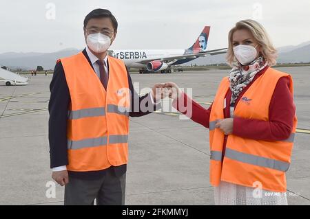 (210503) -- PODGORICA, le 3 mai 2021 (Xinhua) -- la ministre monténégrine de la Santé, Jelena Borovinic Bojovic (R), et l'ambassadeur chinois au Monténégro, Liu Jin (L), touchent les poings alors qu'ils accueillent un lot de vaccins sinopharm en provenance de Chine à l'aéroport de Podgorica, au Monténégro, le 1er mai 2021. Un lot de vaccins chinois Sinopharm achetés par le Monténégro est arrivé samedi à Podgorica. (Gouvernement du Monténégro/document via Xinhua) Banque D'Images