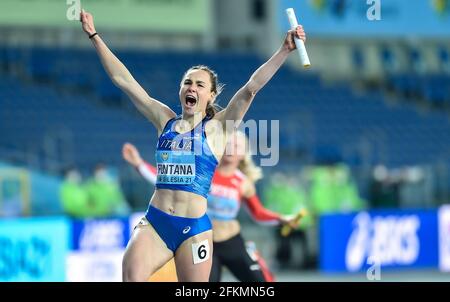 Chorzow, Pologne. 2 mai 2021. Vittoria Fontana, d'Italie, réagit après la finale des femmes relais 4x100 mètres des relais mondiaux d'athlétisme Silesia21 au stade Silésien de Chorzow, Pologne, le 2 mai 2021. Crédit : Rafal Rusek/Xinhua/Alamy Live News Banque D'Images