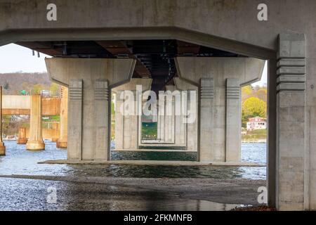 Ponts anciens et nouveaux traversant la rivière Sakonnet à Tiverton, Rhode Island Banque D'Images