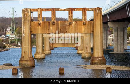 Ponts anciens et nouveaux traversant la rivière Sakonnet à Tiverton, Rhode Island Banque D'Images