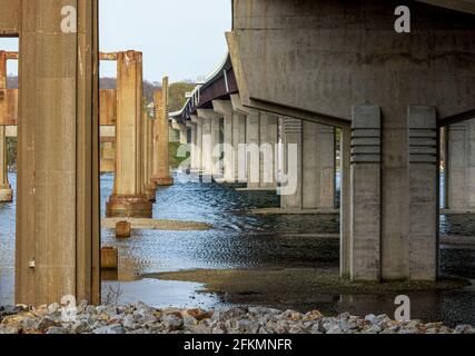 Ponts anciens et nouveaux traversant la rivière Sakonnet à Tiverton, Rhode Island Banque D'Images