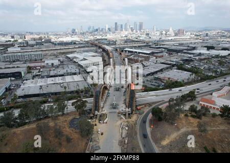 Vue aérienne de la construction du pont Viaduc de la Sixième rue, dimanche 2 mai 2021, à Los Angeles. Banque D'Images