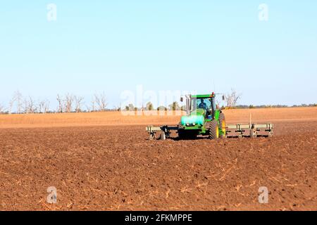 Tracteur John Deere 8120 labourant un champ près de Narrabri, Nouvelle-Galles du Sud, Australie. Un réservoir d'engrais liquide est situé à l'avant du tracteur. Banque D'Images