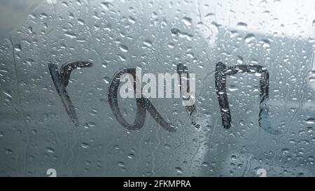 Inscription de pluie sur le pare-brise de la voiture. Banque D'Images