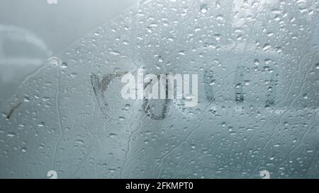 Inscription de pluie sur le pare-brise de la voiture. Banque D'Images