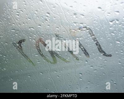 Inscription de pluie sur le pare-brise de la voiture. Banque D'Images