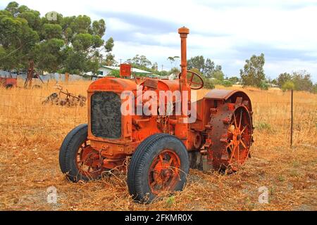 Tracteur McCormick-Deering d'époque, dans un enclos de l'Outback australien Banque D'Images