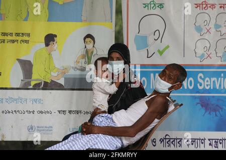 Des gens attendent d'être admis à l'hôpital du Dhaka Medical College, à Dhaka, au Bangladesh, le 02 mai 2021. Photo de Suvra Kanti Das/ABACAPRESS.COM Banque D'Images