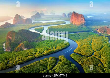 Vue aérienne de la baie de Phang Nga avec les montagnes au lever du soleil en Thaïlande. Banque D'Images