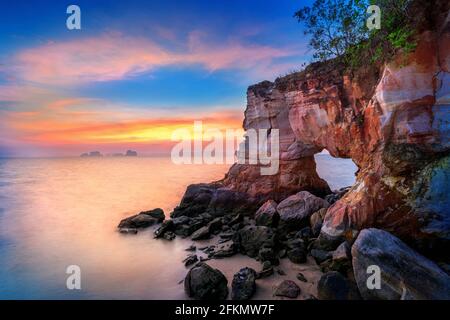 Laem Jamuk Khwai ou Buffalo Nose Cape au coucher du soleil à Krabi, en Thaïlande. Banque D'Images