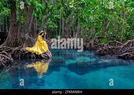 Femme assise sur Tapom à Krabi, Thaïlande. Banque D'Images