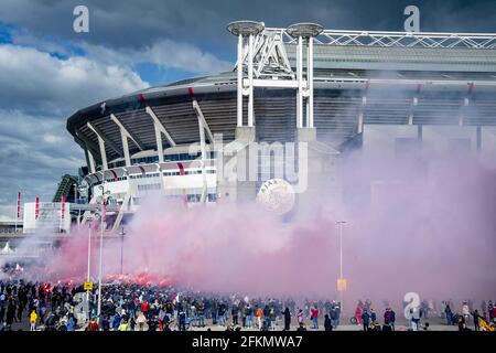 Amsterdam, pays-Bas. 02 mai 2021. Les partisans d'Ajax célèbrent la réalisation du 35e titre national dans l'histoire des clubs à l'arène, Amsterdam, pays-Bas, le 2 mai 2021. La police tient compte des groupes de partisans qui veulent célébrer le titre national d'Ajax dans la rue. Photo de Robin Utrecht/ABACAPRESS.COM crédit: Abaca Press/Alay Live News Banque D'Images