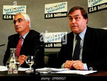 alistair darling le secrétaire à la sécurité sociale et le député p.m. john prescott lors d'une conférence de presse où ils ont parlé des réductions des conservateurs afin de financer des promiscuité. photographie de mark chilvers. 5/9/00 Banque D'Images