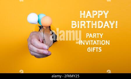 Joyeux anniversaire. Fête, invitation et cadeaux. Bulles sur fond jaune. Banque D'Images