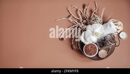 Spa encore vie avec fleurs d'orchidées, gommage naturel du corps et éléments décoratifs vue de dessus. Banque D'Images