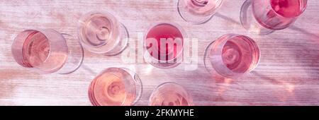 Panorama sur le vin rose, différentes teintes de vin dans de nombreux verres à vin Banque D'Images