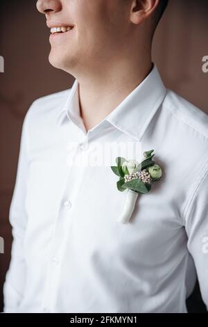 Le détail décoratif sur la chemise du marié. La boutonnière du mariage. Banque D'Images