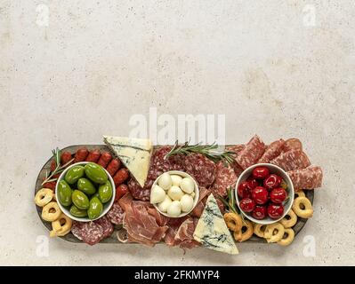 Buffet de charcuterie ou antipasti italiens composés de fromages, viandes et hors-d'œuvre variés. Banque D'Images